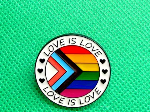 Love is Love -pinssi (Progress Pride)
