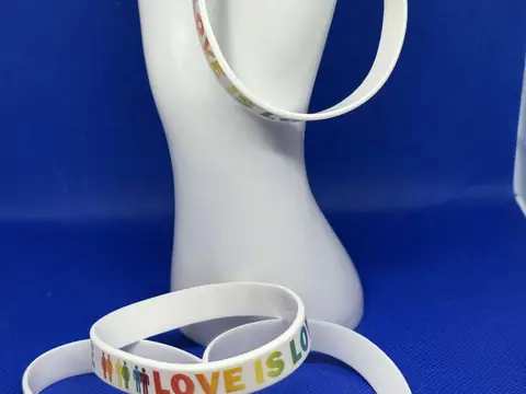 LOVE IS LOVE -silikoniranneke
