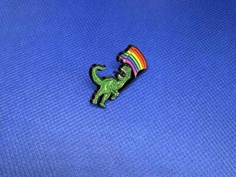 Dino Pride -pinssi