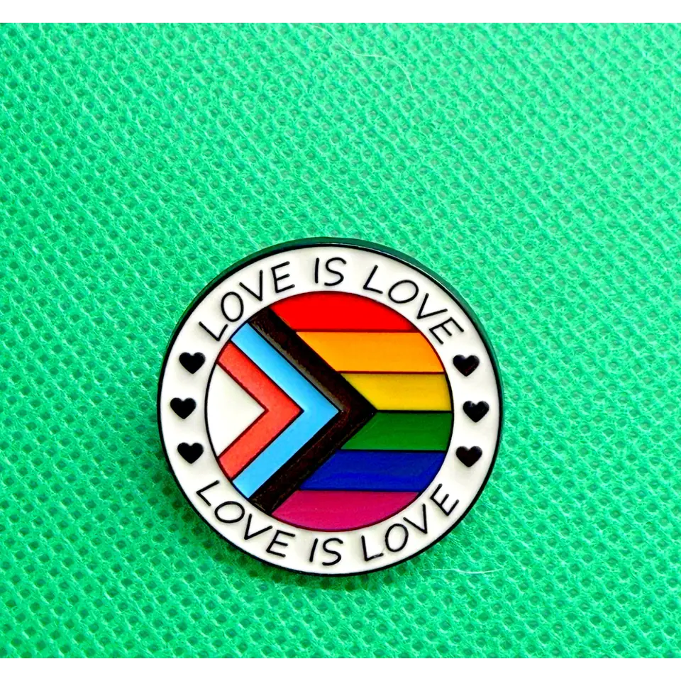 Love is Love -pinssi (Progress Pride)